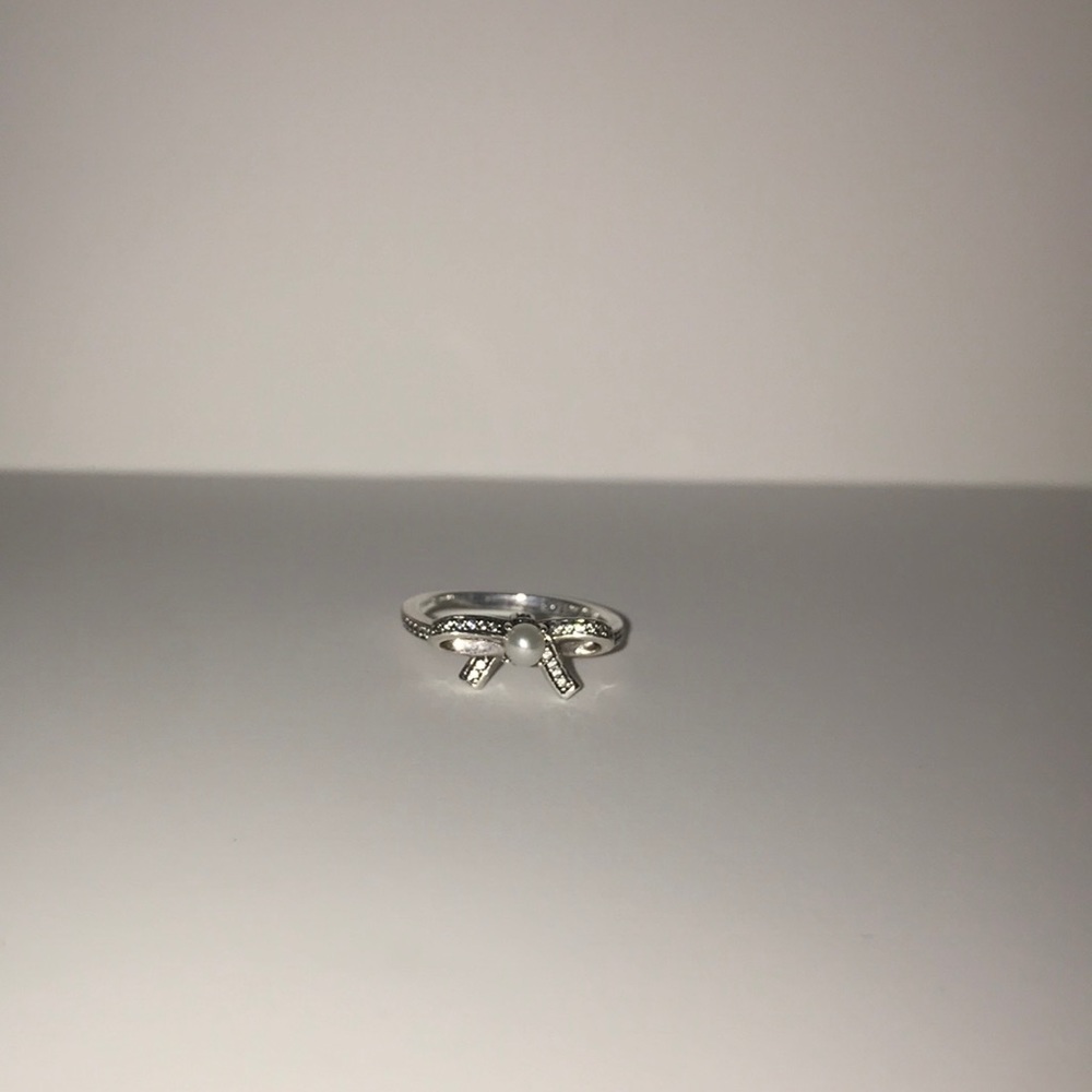 Pandora bow ring with pearl in the middle